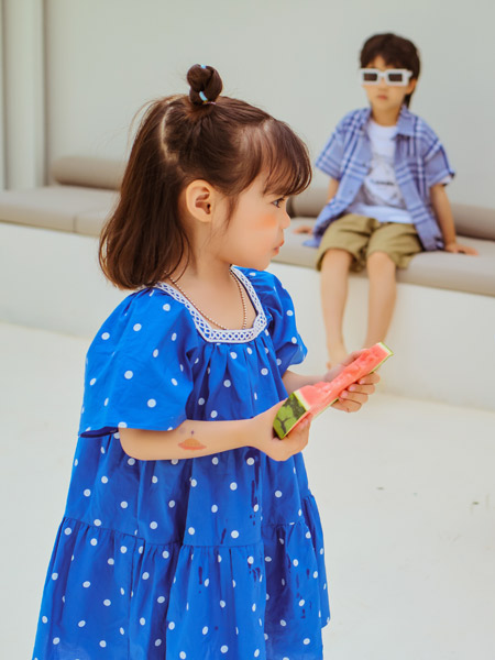 童装品牌2022春夏蓝色原创日系森系波点学院公主复古蕾丝泡泡袖短袖宽松连衣裙