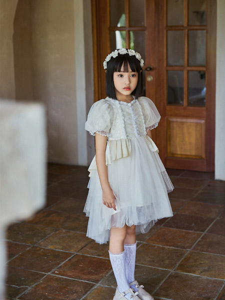 小资范童装品牌2022春夏白色纯色原创日系户外服装复古不规则灯笼袖气质款白雪公主裙