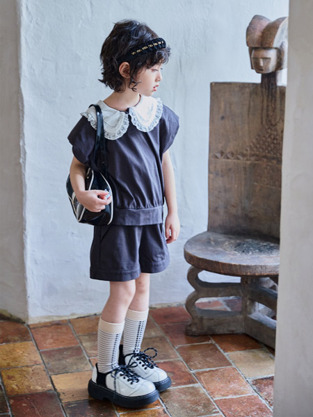 小资范童装品牌2022春夏黑色纯色娃娃领蕾丝宽松短款复古风气质款学院时尚个性女童套装