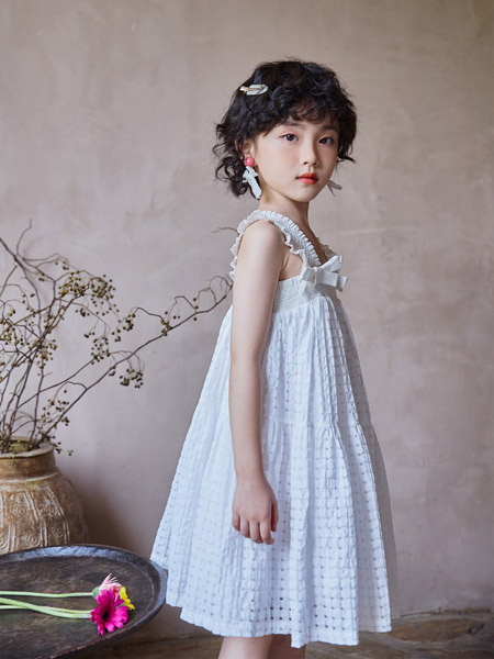 小资范童装品牌2022春夏白色纯色小清新韩版森系宽松网红爆款格子蝴蝶结洋气背带裙
