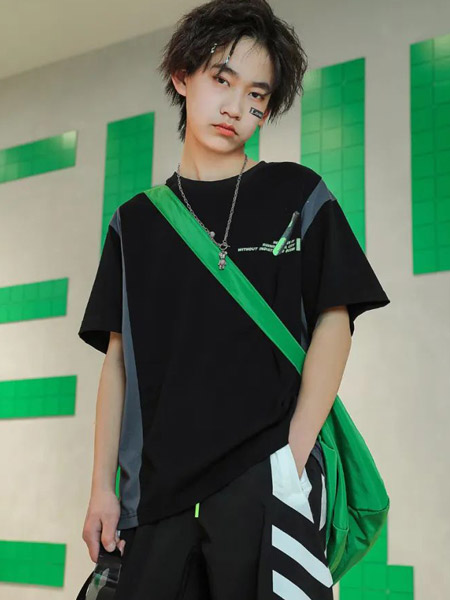 童装品牌2022夏季黑色简约韩版通勤风弹力休闲户外服装字母圆领中袖宽松T恤上衣