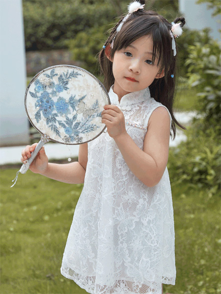 两个小朋友童装品牌2022夏季白色无袖立领蕾丝旗袍连衣裙