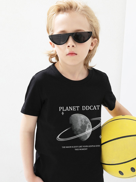 叮当猫童装品牌2022夏季星球印花气质款T恤