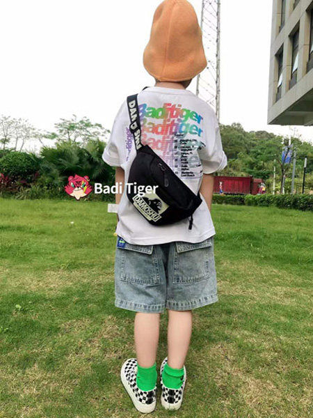 巴迪小虎BaDi Tiger童装品牌2022夏季白色街头风原宿字母T恤