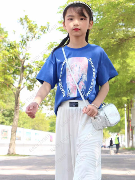 巴迪小虎BaDi Tiger童装品牌2022夏季蓝色舒适弹力百搭T恤