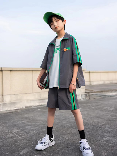 UAZA童装品牌2022夏季学院速干条纹外套