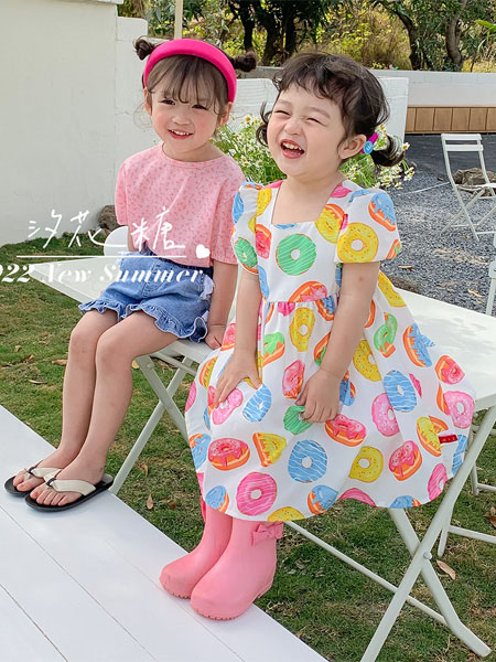  童装品牌2022夏季度假风甜甜圈印花连衣裙