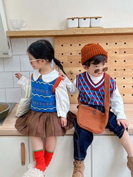 麦与童装品牌2022秋冬娃娃领波纹学院风套装
