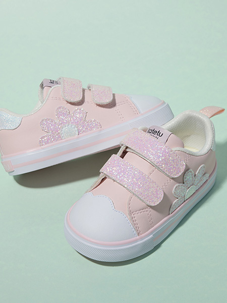 卡特兔童鞋品牌2022秋季闪亮花朵可爱板鞋