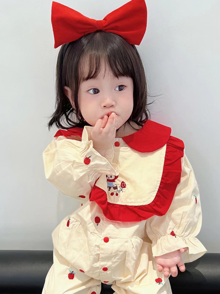 优米多童装品牌2022秋冬草草莓婴儿连体衣套装