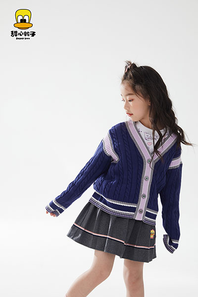 甜心鸭子童装品牌2022秋冬紫色女童针织衫