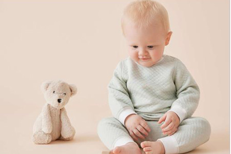 卓儿童装品牌2022冬季婴儿保暖打底套装