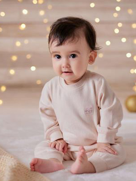 卓儿童装品牌2022冬季婴儿保暖打底套装