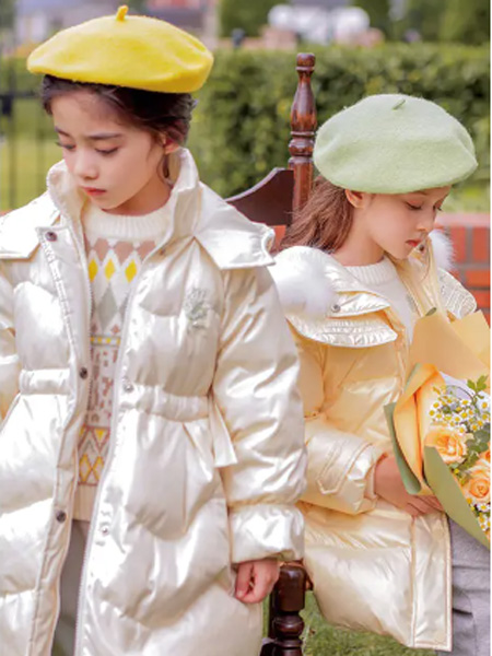 童装品牌2022冬季米白色长款羽绒