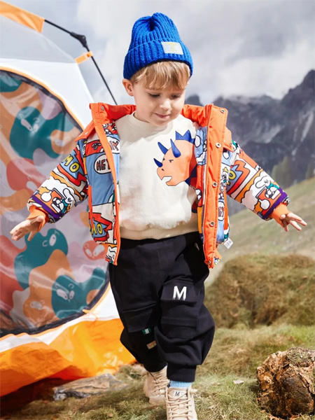童装品牌2022冬季童趣印花橙色外套