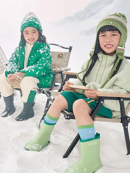 迪迪鹿童装品牌2022冬季浅绿色毛绒服饰