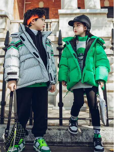 两个小朋友童装品牌2022秋冬时尚宽松外套