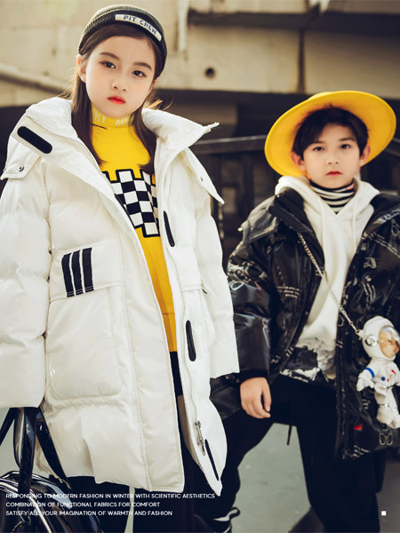 两个小朋友童装品牌2022秋冬白色宽松羽绒