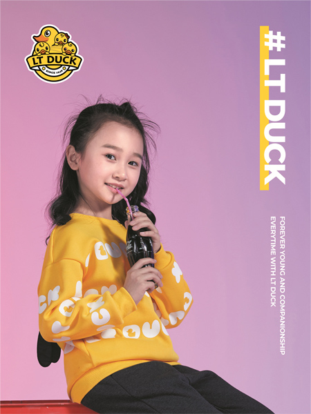 小黄鸭（江苏）童装品牌2022秋季黄色字母印花卫衣