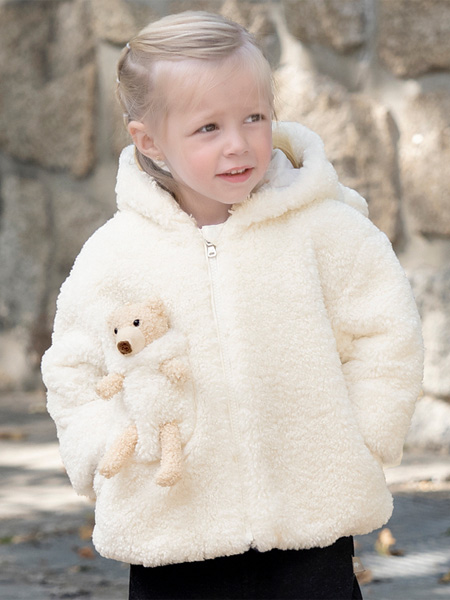 戴维贝拉童装品牌2022冬季米白色小熊配饰毛绒外套