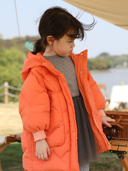 三木比迪童装品牌2022冬季橙色中长款羽绒大衣