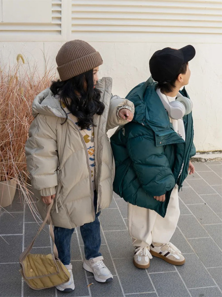 卡拉美Karamel童装品牌2022冬季收褶袖口长款羽绒外套