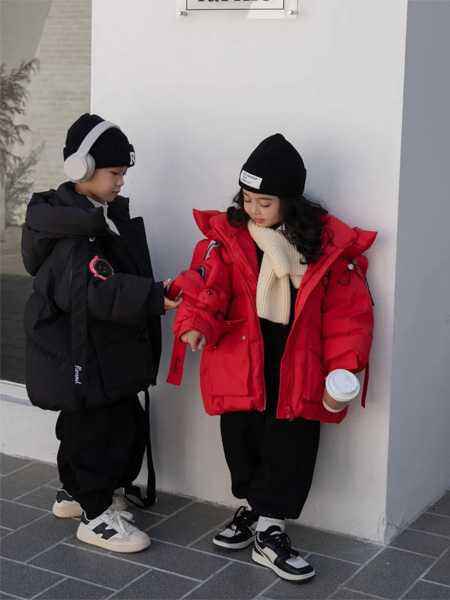 卡拉美Karamel童装品牌2022冬季立领宽松时尚羽绒