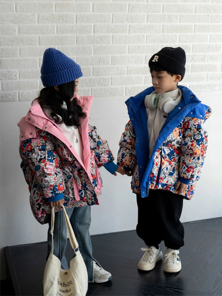 卡拉美Karamel童装品牌2022冬季潮酷趣味印花羽绒