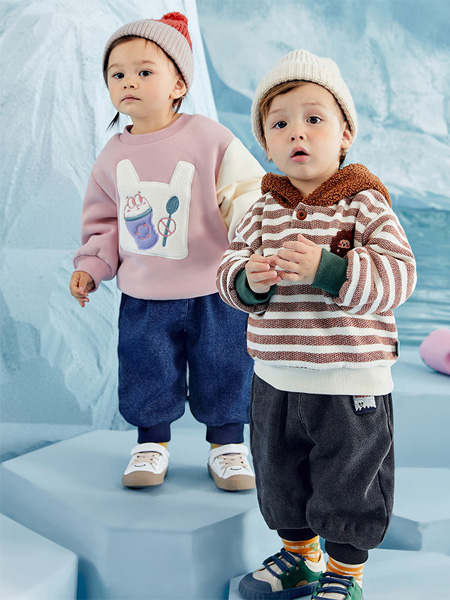 啊咪啦Amila童装品牌2022冬季保暖条纹卫衣