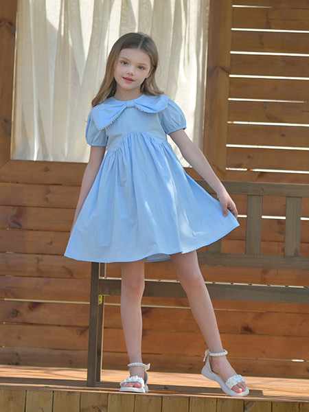 芭乐兔童装品牌2023春夏浅蓝色娃娃领短袖连衣裙